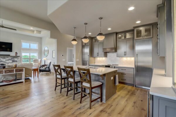 Kitchen: Side to freezer